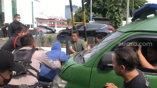 Mobil Pengangkut Massa Pendukung Natalia Rusli Diserang OTK, Satu Orang Terluka kena Serpihan Kaca