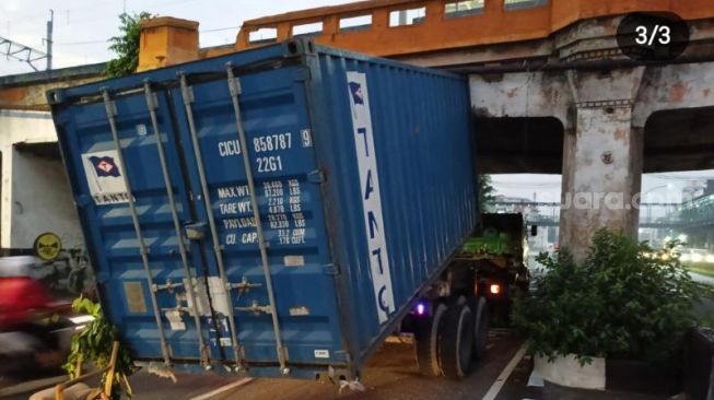 Jalan di Jatinegara Macet Gegara Ada Truk Kontainer Nyangkut di Kolong Gunung Antang