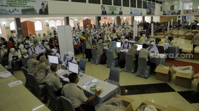 Suasana pendataan Jamaah calon haji embarkasi Jakarta di Asrama Haji Pondok Gede, Jakarta Timur, Selasa (23/5/2023). [Suara.com/Alfian Winanto]