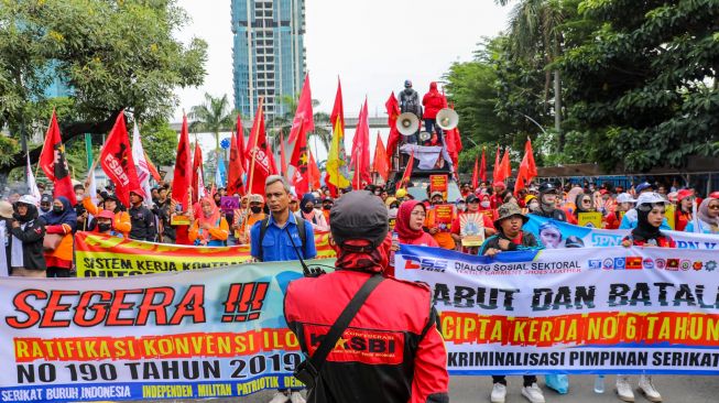 Massa dari berbagai serikat buruh/pekerja melakukan aksi unjuk rasa di depan Gedung Kementerian Ketenagakerjaan, Jakarta, Selasa (23/5/2023). [Suara.com/Alfian Winanto]
