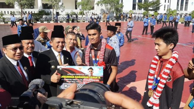 Dua Atlet Kepri Peraih Emas di SEA Games Kamboja Terima Bonus Rp100 Juta dari Gubernur