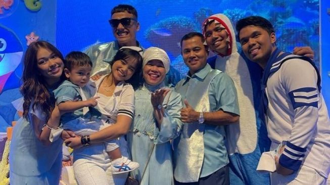 Potret Kedekatan Rebecca Klopper dengan Keluarga Haji Faisal (Instagram/opah_faisal)