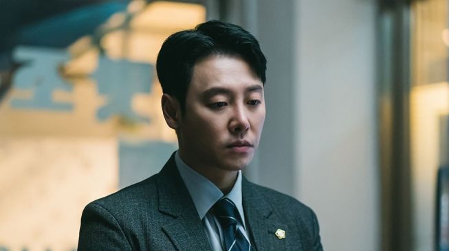 Potret Kim Dong Wook di Delightfully Deceitful (Instagram/@tvn_drama)