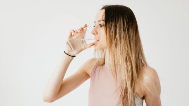 7 Manfaat Air Putih untuk Wajah, Salah Satunya Mencegah Penuaan Dini