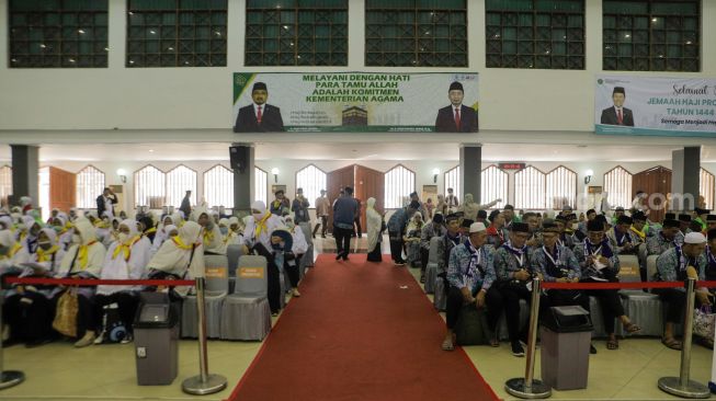 Jamaah calon haji embarkasi Jakarta di Asrama Haji Pondok Gede, Jakarta Timur, Selasa (23/5/2023). [Suara.com/Alfian Winanto]