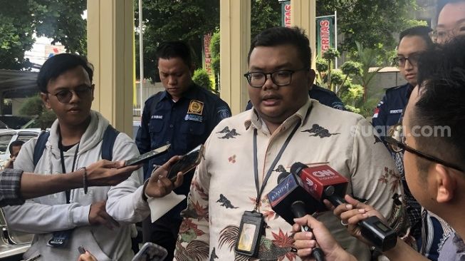 Pengacara AG, terdakwa anak kasus David Ozora, Bhirawa J. Arifi saat ditemui di PN Jakarta Selatan. (Suara.com/Dea)