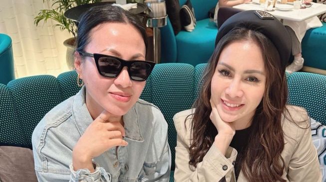 Dapat Julukan Real Sultan, Ini 6 Potret Momo Geisha Nongkrong di Kafe Jepang yang Gayanya Curi Perhatian