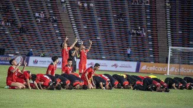 Para pemain dan ofisial timnas Indonesia U-22 melakukan sujud syukur usai bertanding melawan Vietnam pada babak semifinal SEA Games 2023 di National Olympic Stadium, Phnom Penh, Kamboja, Sabtu (13/5/2023). Timnas Indonesia U-22 lolos ke babak final usai mengalahkan tim sepak bola Vietnam dengan skor 3-2. ANTARA FOTO/Muhammad Adimaja/aww.