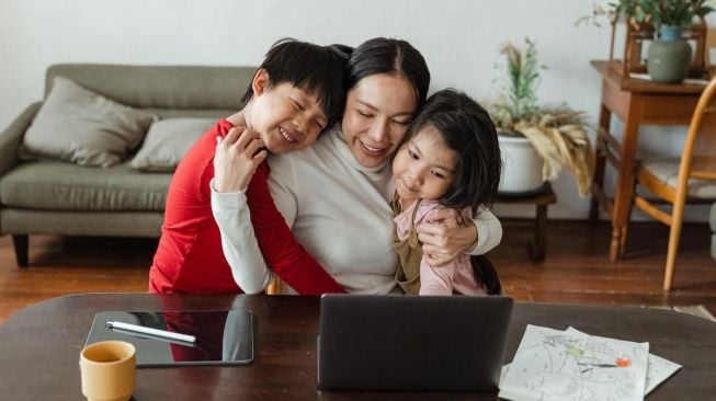 4 Pelajaran Hidup Peran Seorang Ibu untuk Anak Perempuan, Tanamkan!