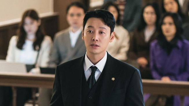 Potret Kim Dong Wook di Delightfully Deceitful (Instagram/@tvn_drama)