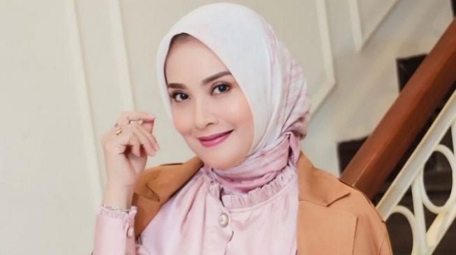 Artis Jadi Mak Comblang untuk Sahabat (instagram/@elmatheana)