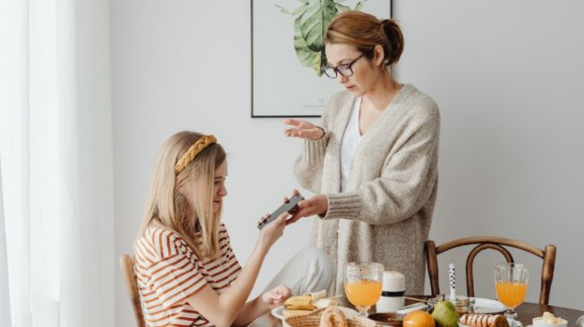 4 Cara Baik Menyikapi Toxic Parenting, Pilih Komunikasi yang Tepat