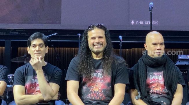 Personel Dewa 19 bersama Jeff Scott Soto menggelar konferensi pers Konser Dream Team Project di kawasan Senayan, Jakarta Pusat, Selasa (23/5/2023). Konser ini rencananya akan digelar di empat kota: Solo, Jakarta, Surabaya dan Bandung. [Adiyoga Priyambodo/Suara.com]