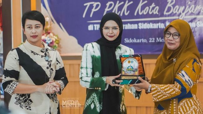 Vivi Zubedi Bersama Pengurus PKK Banjarbaru Studi Tiru ke Sleman