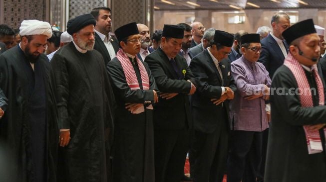 Presiden Iran Ebrahim Raisi (kedua kiri) melaksanakan ibadah shalat dzuhur berjamaah saat berkunjung ke Masjid Istiqlal, Jakarta, Rabu (24/5/2023). [Suara.com/Alfian Winanto]