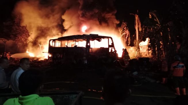 Gegara Bakar Sampah, Garasi Bus Maju Lancar di Jalan Wonosari Terbakar