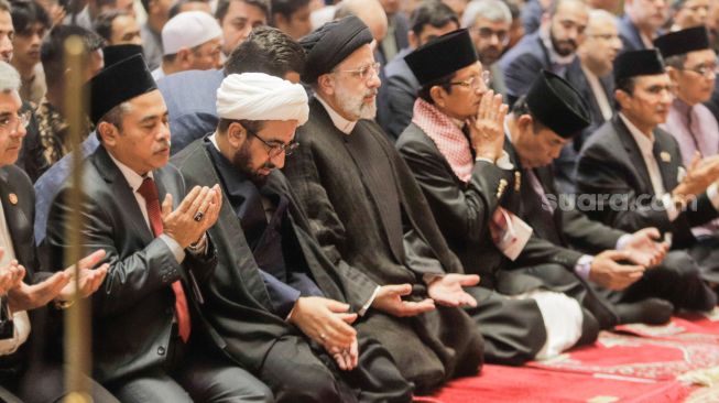 Presiden Iran Ebrahim Raisi (tengah) melaksanakan ibadah shalat dzuhur berjamaah saat berkunjung ke Masjid Istiqlal, Jakarta, Rabu (24/5/2023). [Suara.com/Alfian Winanto]