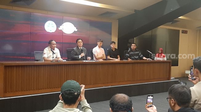PSSI General Chair, Erick Thohir (second left) in the FIFA Matchday press conference for the Indonesia vs Argentina national team. [Suara.com/Adie Prasetyo Nugraha]