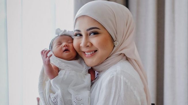 7 Potret Kesha Ratuliu Lahirkan Anak Kedua di Usia 24 Tahun, Wajah Bayi jadi Sorotan!