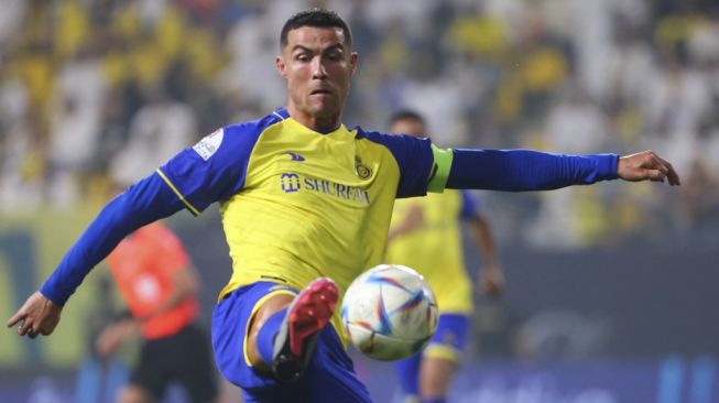 Penyerang Al Nassr Cristiano Ronaldo mengontrol bola selama pertandingan pekan ke-28 Liga Arab Saudi 2022-2023 antara Al-Nassr vs Al-Shabab di Stadion al-Awwal Park di Riyadh pada 23 Mei 2023.Fayez NURELDINE / AFP.