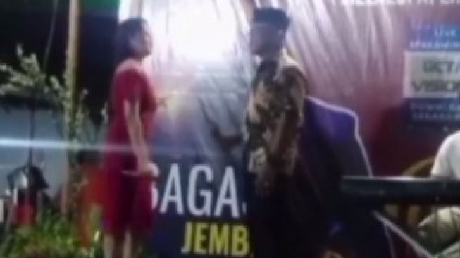 Tragis, Kades di Jember Meninggal Saat Nyanyi Bareng Biduan di Atas Panggung Hiburan