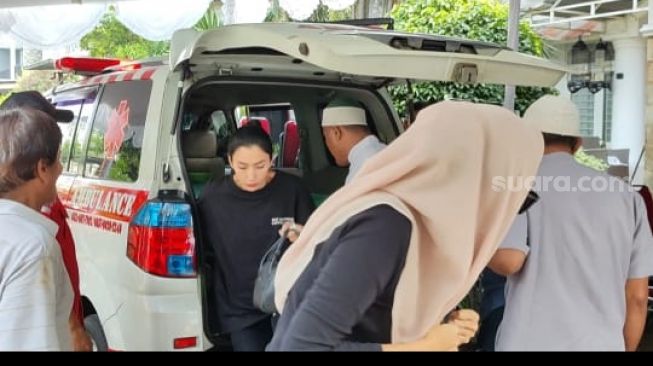 Tiba di Rumah Duka, Tyas Mirasih Tampak Tegar Dampingi Jenazah Sang Ibu