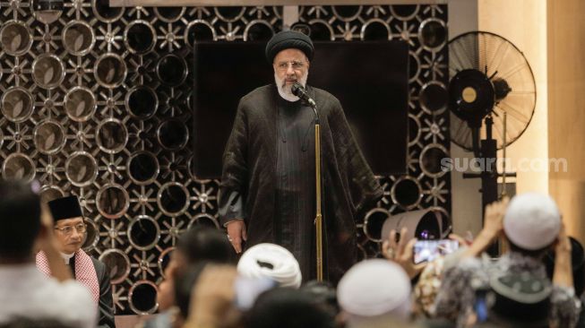 Presiden Iran Ebrahim Raisi memberikan sambutan saat berkunjung ke Masjid Istiqlal, Jakarta, Rabu (24/5/2023). [Suara.com/Alfian Winanto]