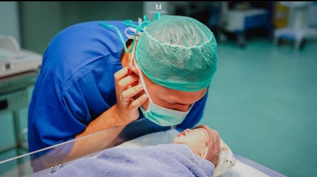 Potret Kesha Ratuliu Melahirkan Anak Kedua. (Instagram/@kesharatuliu05)
