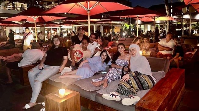 Potret Liburan Mewah Jennifer Dunn di Bali (Instagram/@jennifer_haris89)