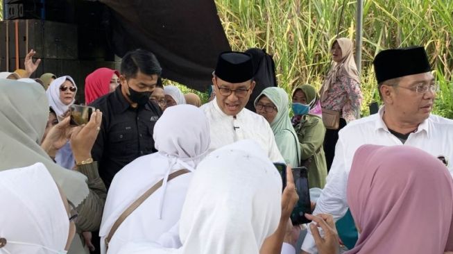 Bakal calon presiden usungan Koalisi Perubahan untuk Persatuan (KPP) Anies Baswedan (tengah) saat menyapa warga di Pondok Pesantren Darul Muttaqin, Kecamatan Turen, Kabupaten Malang, Jawa Timur, Rabu (24/5/2023). (ANTARA/Vicki Febrianto)