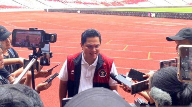 Ketua Umum PSSI Erick Thohir menjawab pertanyaan para pewarta di Stadion Utama Gelora Bung Karno, Jakarta, Jumat (19/5/2023). (ANTARA/LUTHFIA MIRANDA PUTRI)