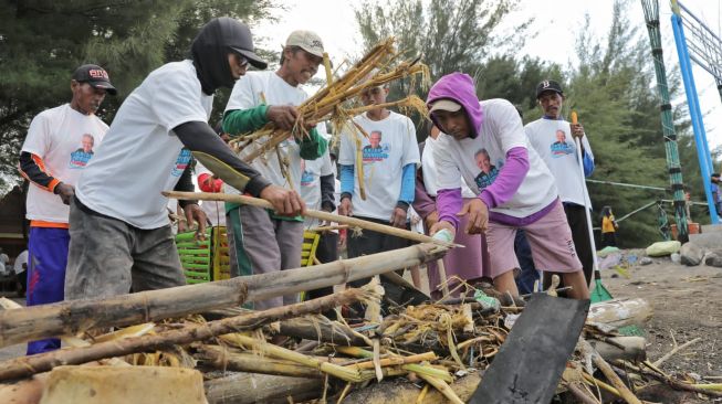 Jaga Lingkungan Hidup, Ratusan Nelayan Bersih-bersih Pantai di Banyuwangi