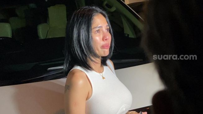 Nikita Mirzani menangis saat membahas masalah dengan putrinya, Laura Meizani Nasseru Asry di kediamannya kawasan Pesanggrahan, Jakarta, Selasa (23/5/2023). [Suara.com/Adiyoga Priyambodo]