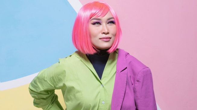 Kenalan dengan Inaura Bersolek, MUA Kocak yang Kontennya Selalu Bikin Tertawa