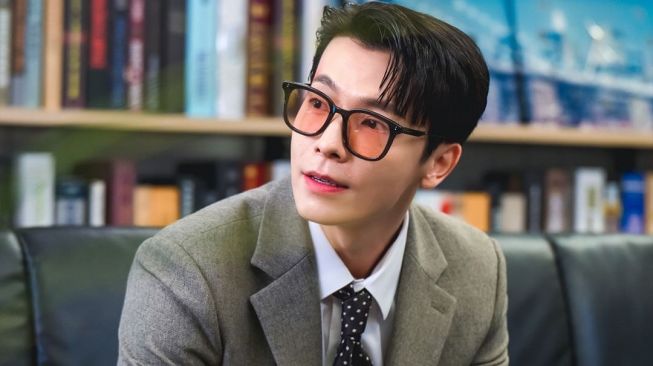 8 Potret Donghae Super Junior di Oh! Youngsim, Wajahnya Bikin Para Penggemar Korea Merem Melek