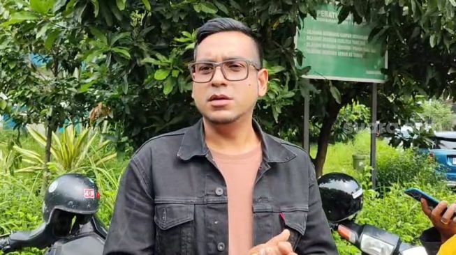 Bobby Maulana di rumah duka almarhumah ibu Tyas Mirasih di kawasan Cibubur, Jakarta Timur pada Kamis (24/5/2023). [Suara.com/ Rena Pangesti]