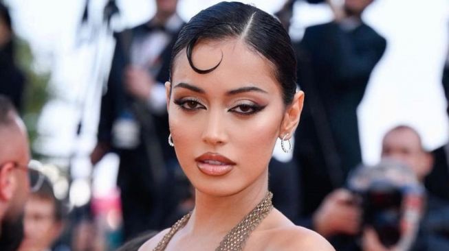 Pakai Dress Transparan, Model Keturunan Indonesia Cindy Kimberly Hampir 'Telanjang' di Cannes Film Festival