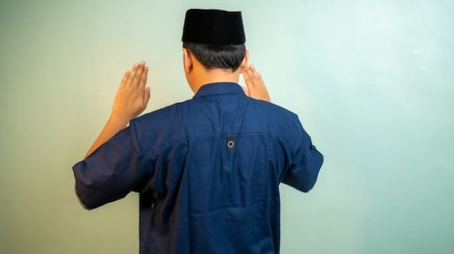 Bacaan Sholat Sunnah Sesudah Isya Lengkap dari Niat hingga Salam