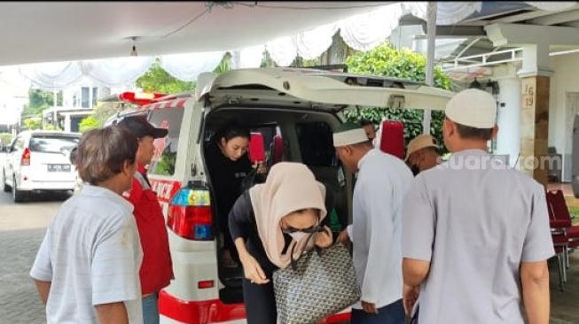 Tyas Mirasih di rumah duka kawasan Cibubur, Jakarta Timur pada Kamis (24/5/2023). [Suara.com/Rena Pangesti]