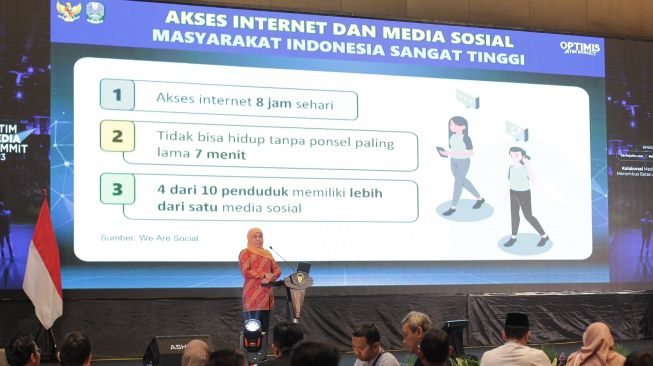 Gubernur Jawa Timur, Khofifah Indar Parawansa membuka sekaligus menjadi pembicara di Jatim Media Summit 2023, Surabaya, Jawa Timur, Rabu (24/5/2023). [Foto dok. JMS]