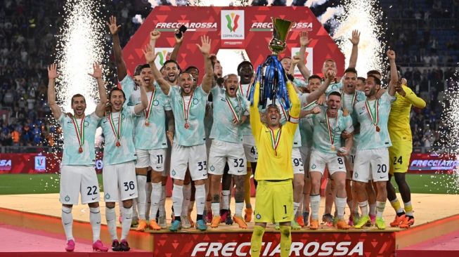 Para pemain Inter Milan merayakan dengan meraih trofi usai menjuarai Coppa Italia 2022-2023 usai mengalahkan Fiorentina pada final di Stadio Olimpico Roma, pada 24 Mei 2023. Inter menang 3-1 atas Fiorentina. Alberto PIZZOLI/AFP.