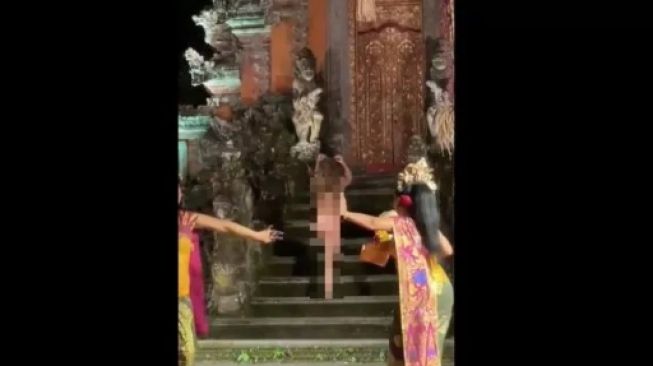 5 Fakta Bule Telanjang di Pentas Tari Bali: Bersujud, Dobrak Pintu, Depresi