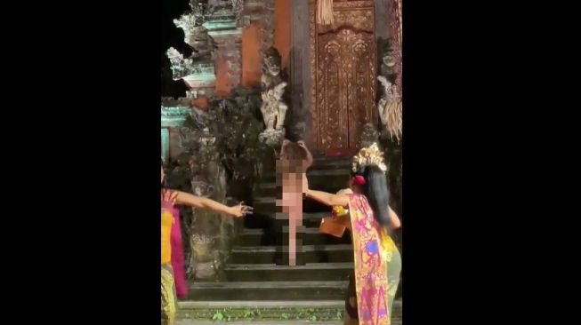 Viral Bule Telanjang Nekat Terobos Masuk ke Pura di Bali, Warganet: Keterlaluan Sih Ini!