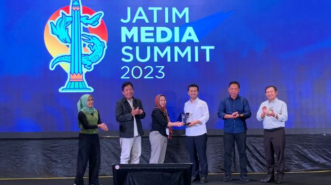 Wakil Gubernur Jawa Timur Emil Elestianto Dardak bersama CEO Suara.com Suwarjono di Jatim Media Summit 2023, Surabaya, Jawa Timur, Kamis (25/5/2023). [Suara.com/Dendy]