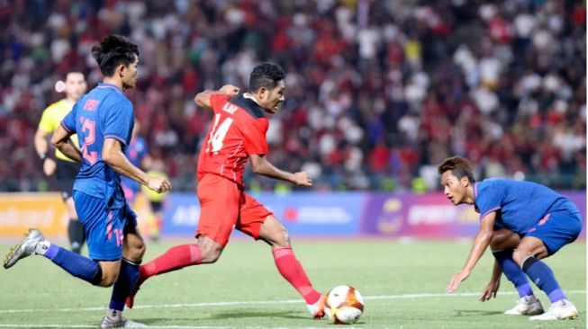 Pemain Timnas Indonesia, M. Fajar Fathur Rahman (merah) saat bertanding melawan Thailand (pssi.org)