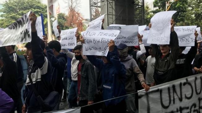 Massa Aksi Demo Minta Kejagung Usut Kasus Dugaan Korupsi Jajaran Menteri hingga Tuntas