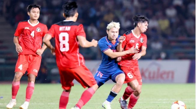 Pertarungan antara Timnas Indonesia U-22 melawan Timnas Thailand (pssi.org)