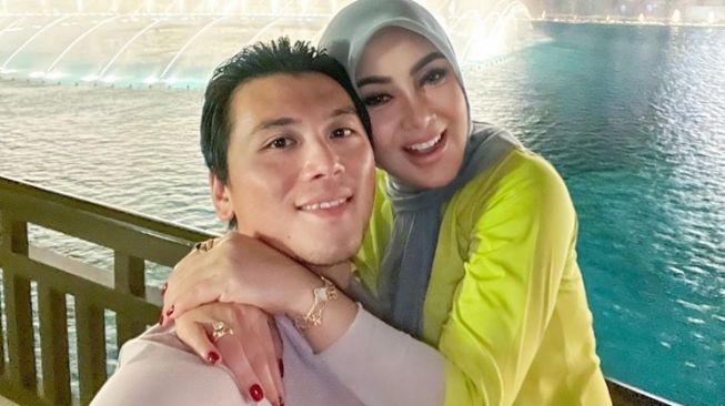 Syahrini Pamer Dapat Kejutan Ultah dari Reino Barack, Caption Jadi Sorotan: Padahal Beli Kue Sendiri