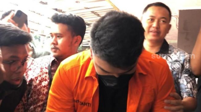 Shane Lukas Rotua Pangondian Lumbantoruan tersangka kasus penganiayan David Orozan menuduk jelang dilimpahkan ke Kejari Jaksel. (Suara.com/M Yasir)