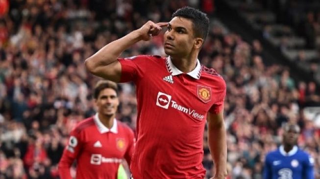 Gelandang Manchester United Casemiro merayakan gol pembuka mereka selama pertandingan sepak bola Liga Premier Inggris antara Manchester United dan Chelsea di Old Trafford di Manchester, barat laut Inggris, pada 25 Mei 2023. Oli SCARFF/AFP